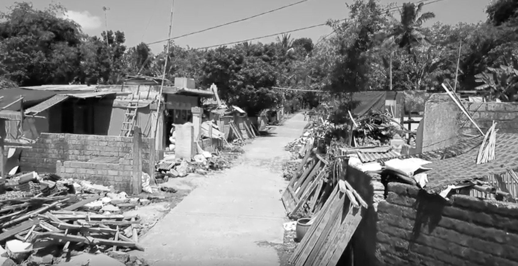 Domes for Lombok. “We teach people to build their own Earthbag houses”.