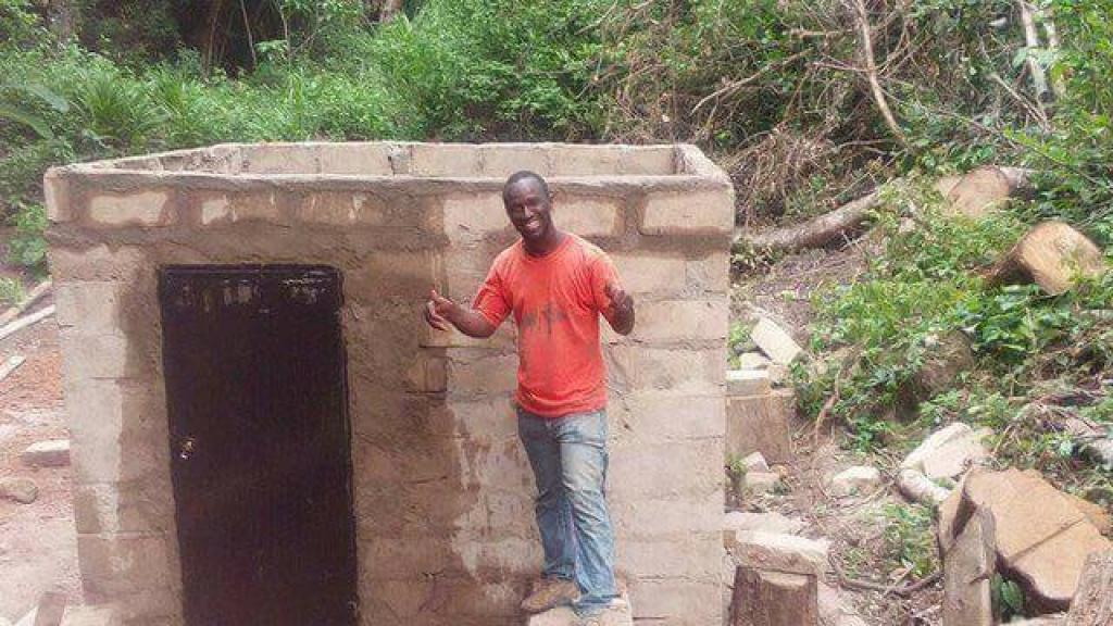 En Guinée, un professeur de maths électrifie tout seul son village natal