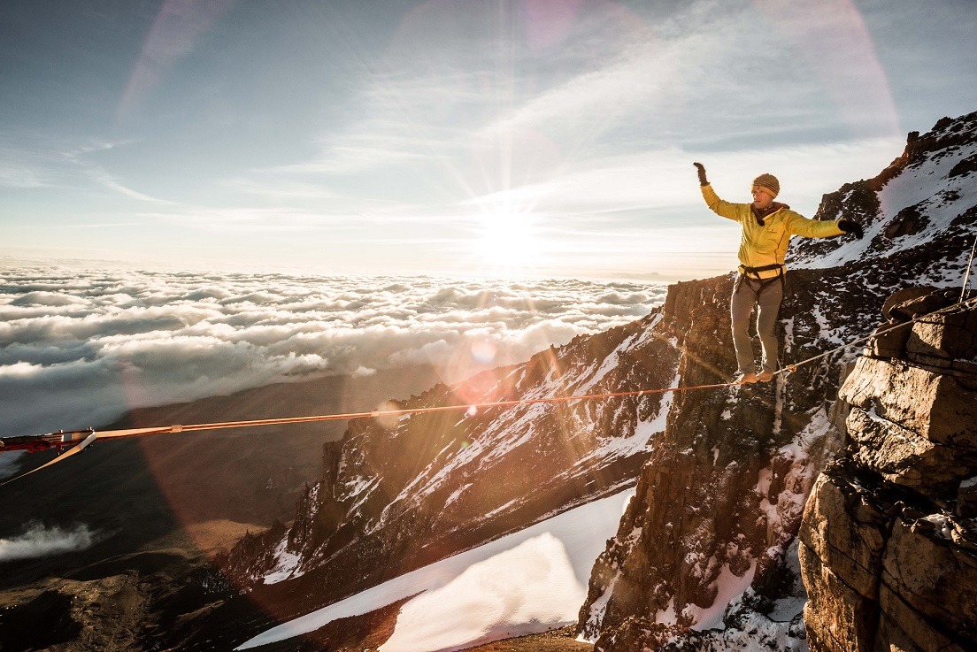 Record du monde au Kilimandjaro – Stephan Siegrist marche la plus haute Highline du monde