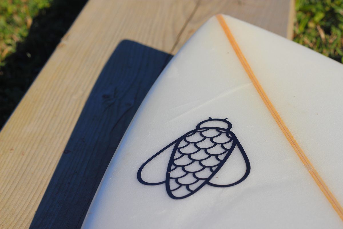 Eco-surf: une surf-wax en cire d’abeille et résine de pins